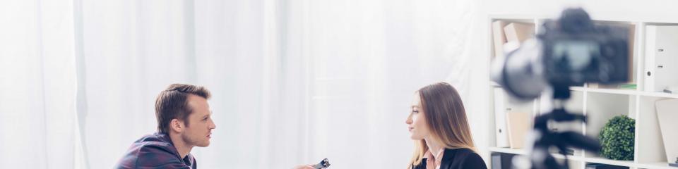 Femme qui se fait filmer pour une interview 