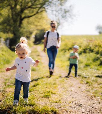 Une famille en balade nature